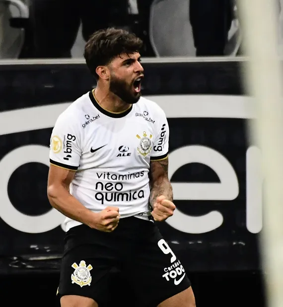 O camisa 9 do Timão estava ligado no lance e fez o gol do Timão