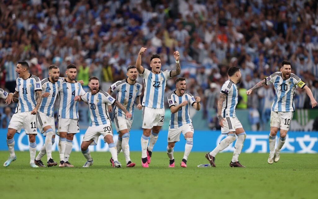 Argentina leva gol no último lance, mas avança nos pênaltis