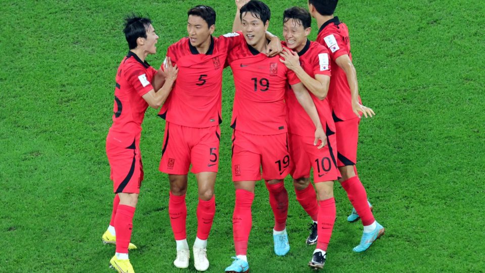 Coreia do Sul vira sobre Portugal e será adversária do BrasilYounggwon Kim of South Korea (C) reacts with teammates after scoring the 1-1 during the FIFA World Cup 2022 group H soccer match between South Korea and Portugal at Education City Stadium in Doha, Qatar, 02 December 2022. (Mundial de Fútbol, Corea del Sur, Catar) EFE/EPA/Abir Sultan