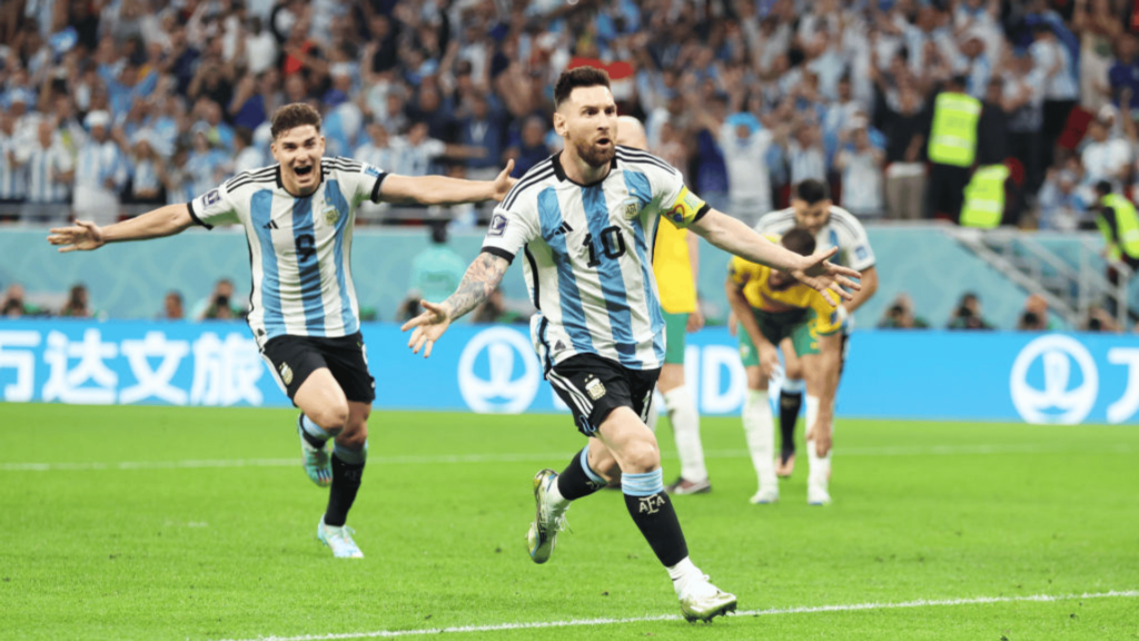 Em um jogo histórico para Lionel Messi, o craque comandou os argentinos na vitória por 2 x 1