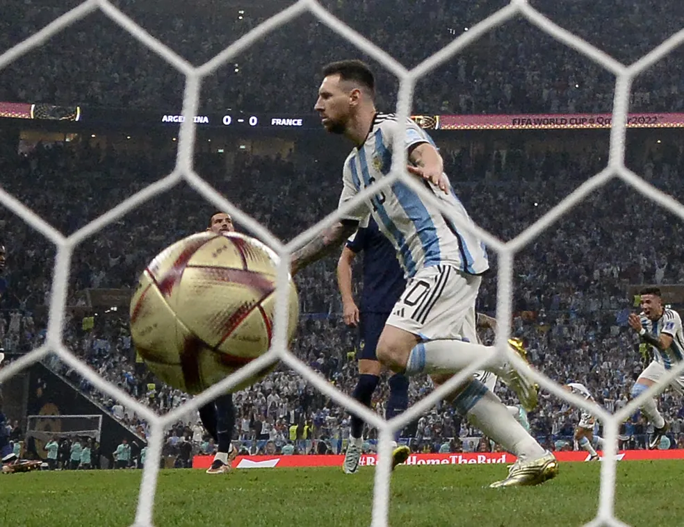 Messi sai para comemorar o seu sexto gol na Copa do Mundo