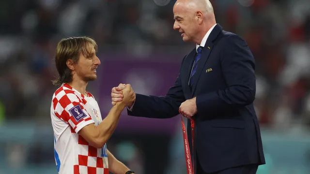 Modric parabenizado pelo presidente da Fifa