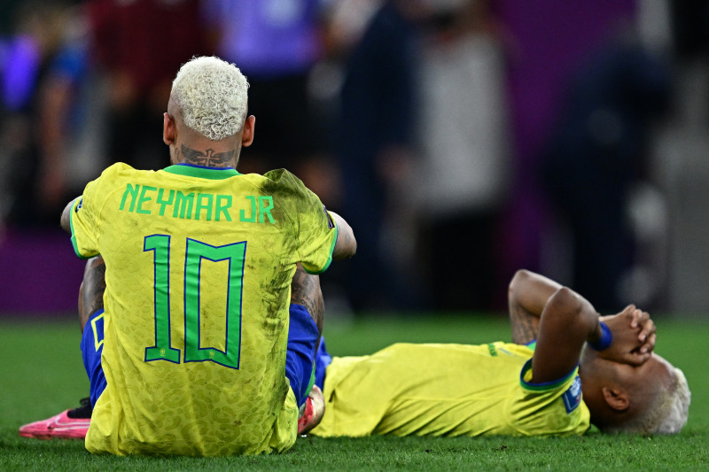 Quartas de final Brasil vacila e perde nos pênaltis para a Croácia. Argentina leva gol no último lance, mas avança nos pênaltis