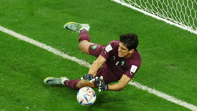 Yassine Bounou, de Marrocos, defende pênalti da Espanha