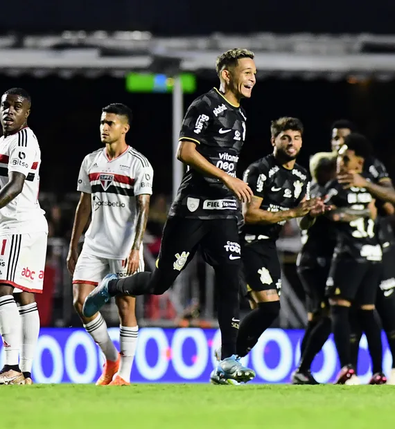 Adson comemora gol do Corinthians em clássico