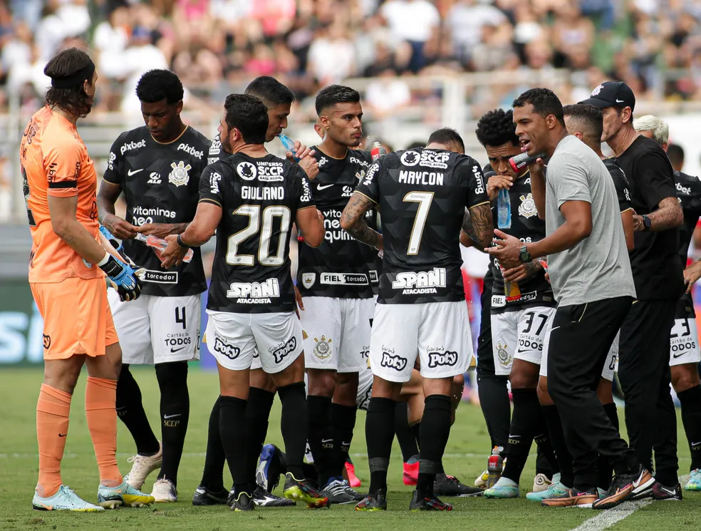 Fernando Lázaro orienta jogadores do Corinthians em jogo contra o Bragantino