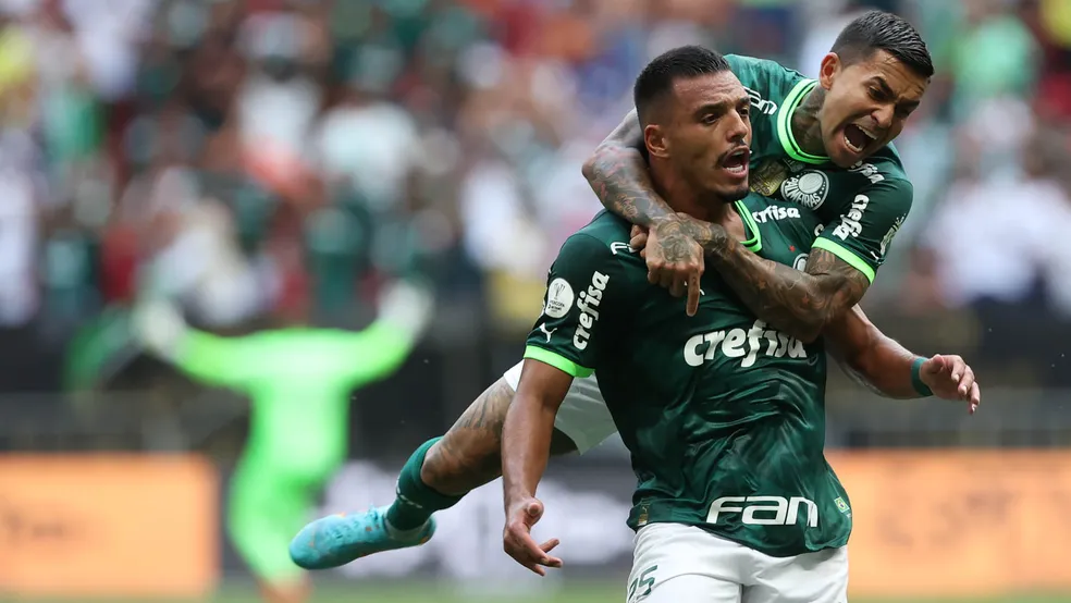 Gabriel Menino comemora gol com Dudu em Palmeiras x Flamengo