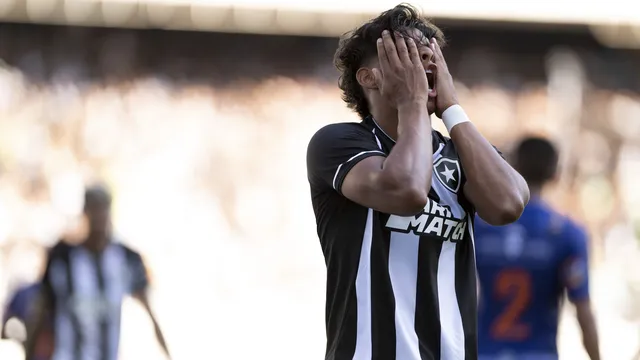 Iago jogador do Botafogo lamenta chance perdida durante partida contra o Audax