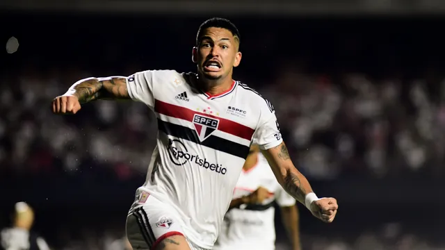 Luciano comemora gol do São Paulo contra o Corinthians