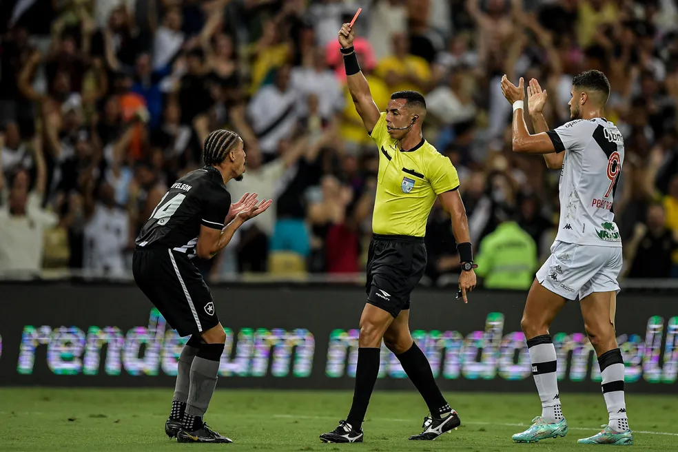 Adryelson, do Botafogo, recebe cartão vermelho do árbitro durante partida contra o Vasco