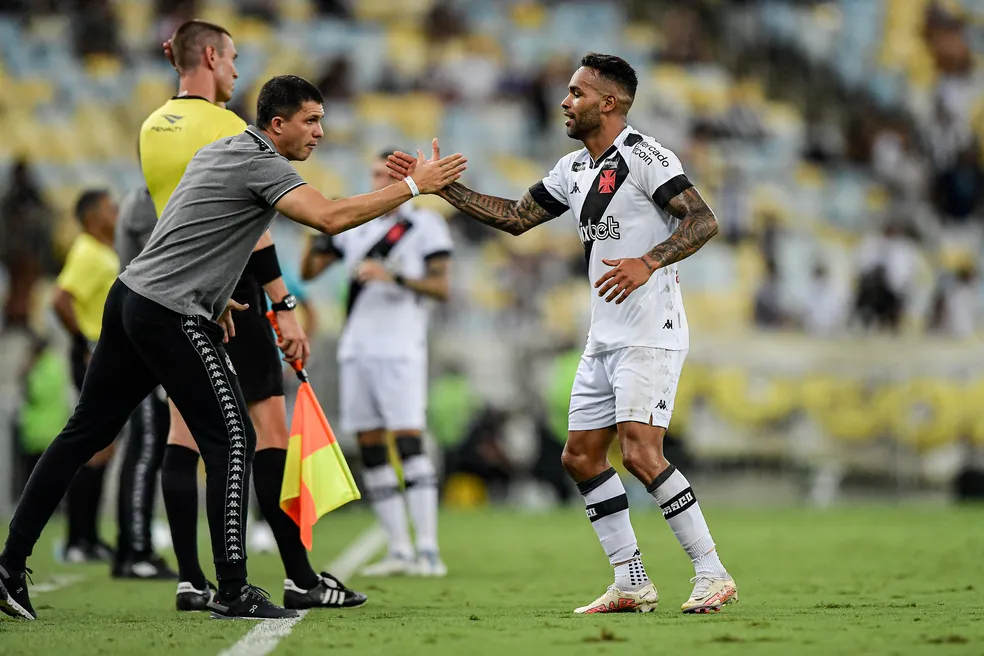 Alex Teixeira, do Vasco, comemora seu gol com Barbieri em jogo contra o Botafogo