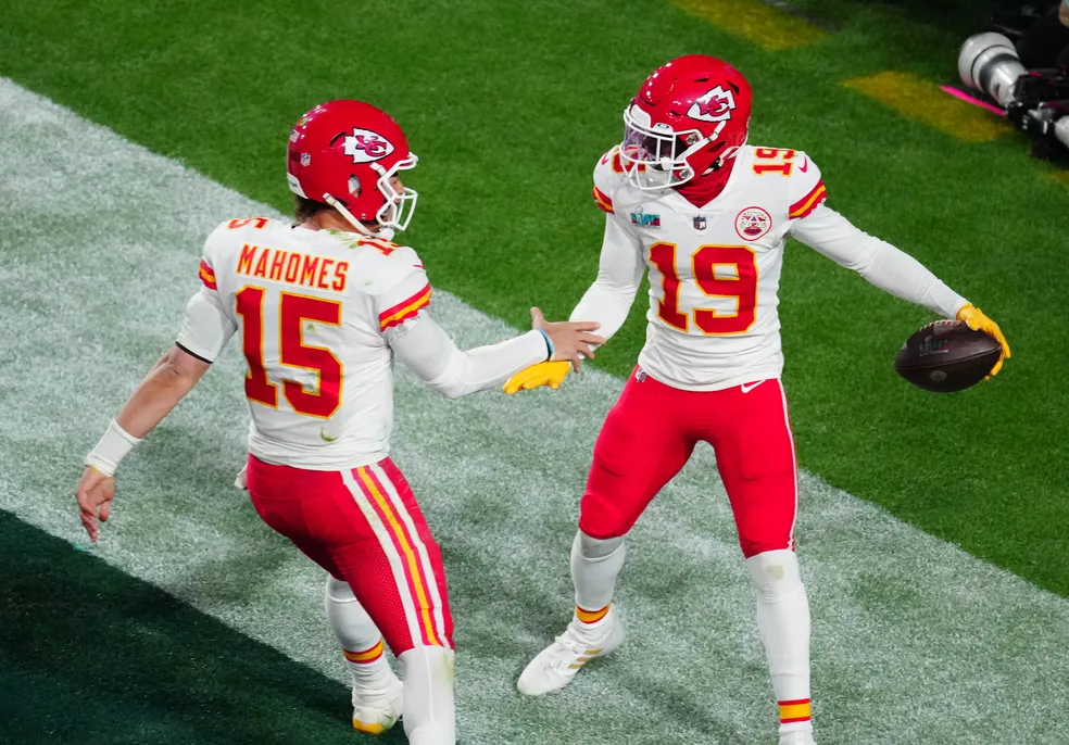 Patrick Mahomes e Kadarius Toney