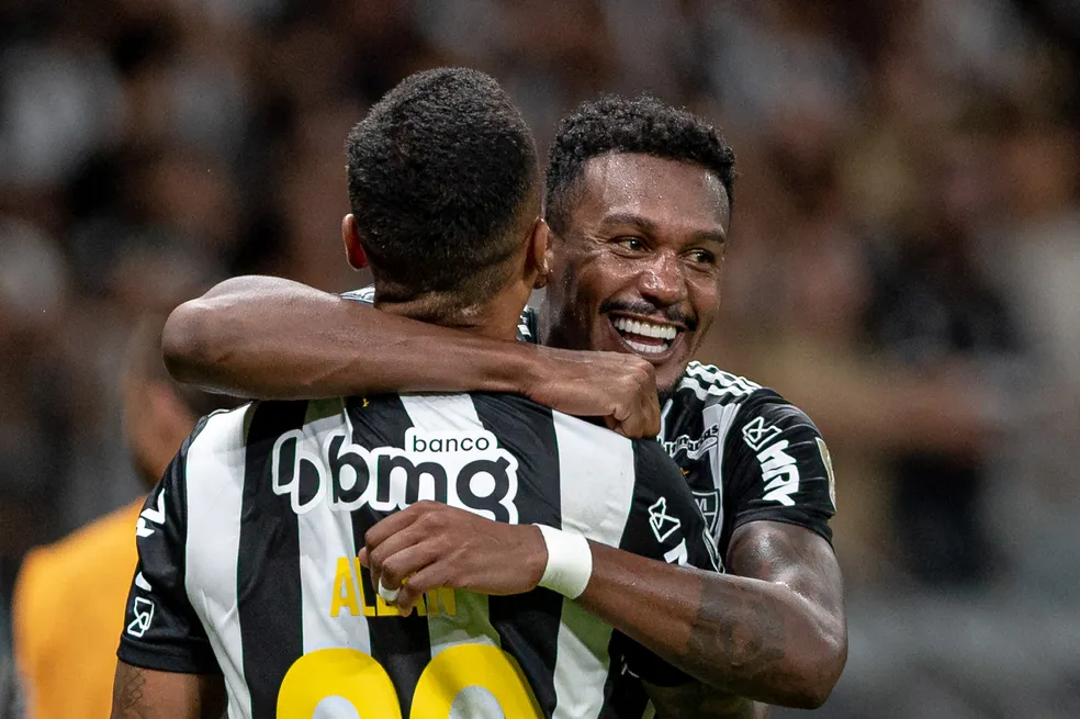 Edenilson comemora gol pelo Galo