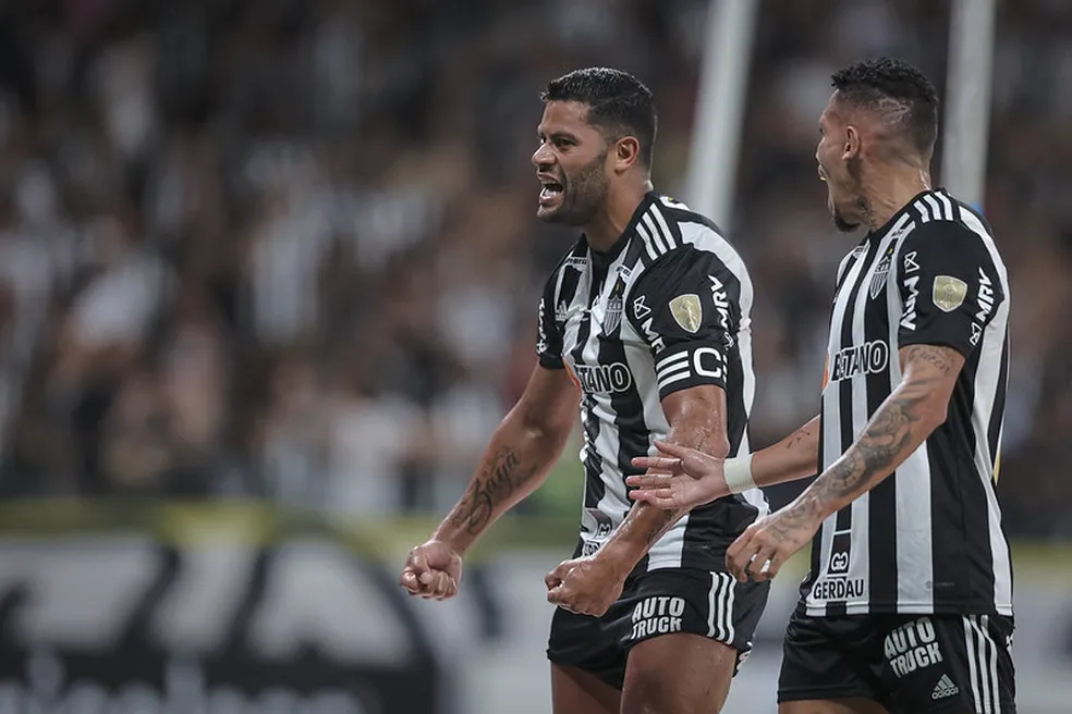 Hulk e Paulinho comemoram gols pelo Atlético na Libertadores