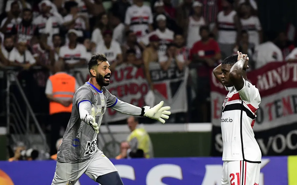 Méndez lamenta o pênalti perdido que decretou a eliminação do São Paulo