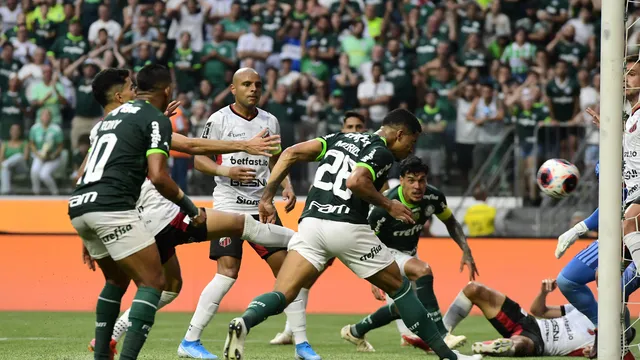 Murilo, de cabeça, marca para o Palmeiras contra o Ituano