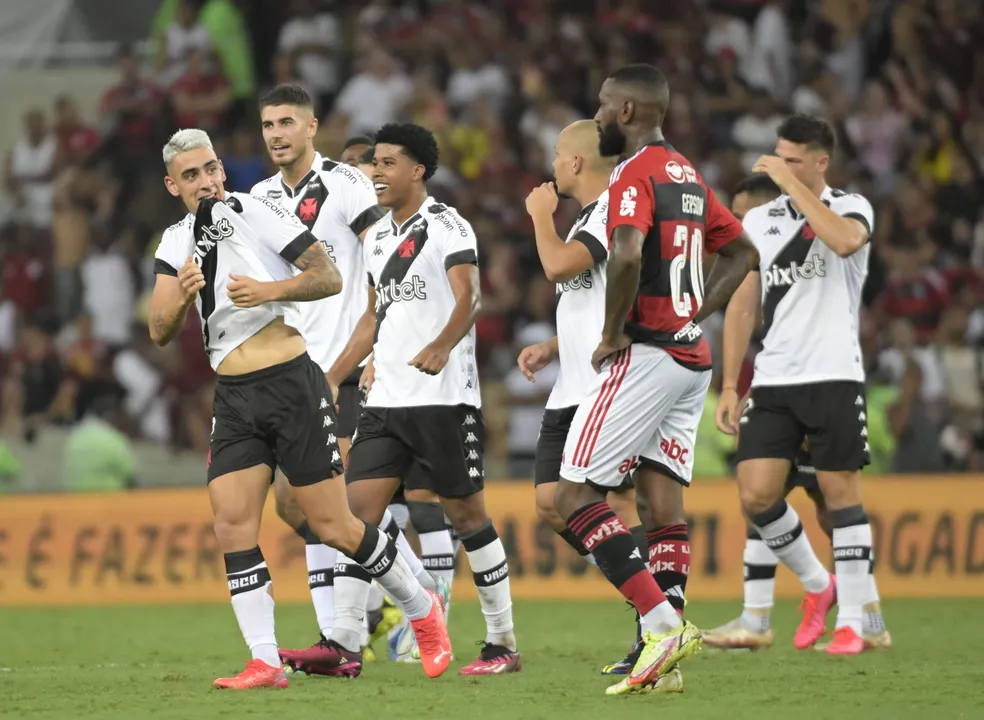 Puma Rodríguez acertou lindo chute de muito longe, com extrema felicidade e marcou um golaço de fora de área. 1 a 0 para o Vasco