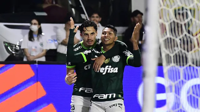 Raphael Veiga e Rony comemoram gol do Palmeiras sobre o São Bernardo