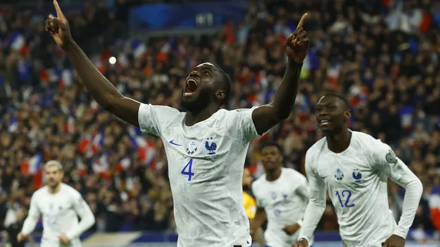 Upamecano comemora o segundo gol da França sobre a Holanda