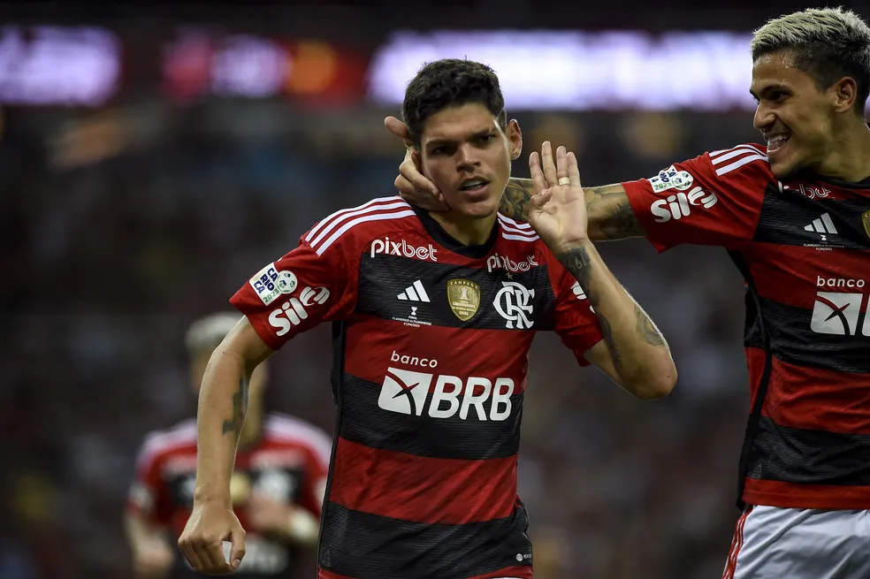 Ayrton Lucas e Pedro celebram primeiro gol do Flamengo contra o Fluminense