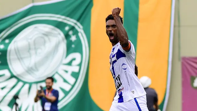 Bruno Mezenga comemora gol do Água Santa contra o Palmeiras