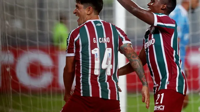 Cano e Arias comemoram gol em Sporting Cristal x Fluminense