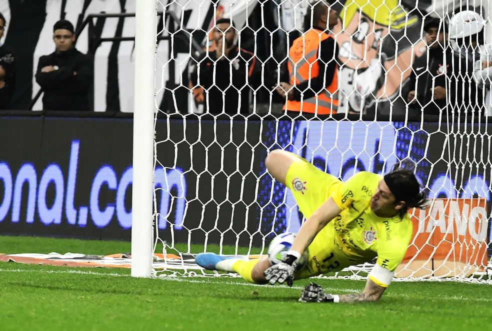 Cássio pega pênalti pelo Corinthians em decisão contra o Remo