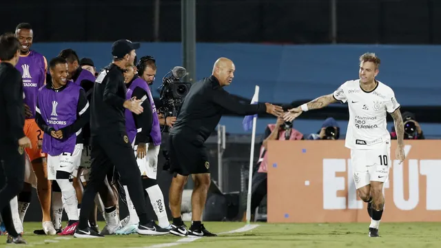 Corinthians vence em noite de brilho de Roger Guedes