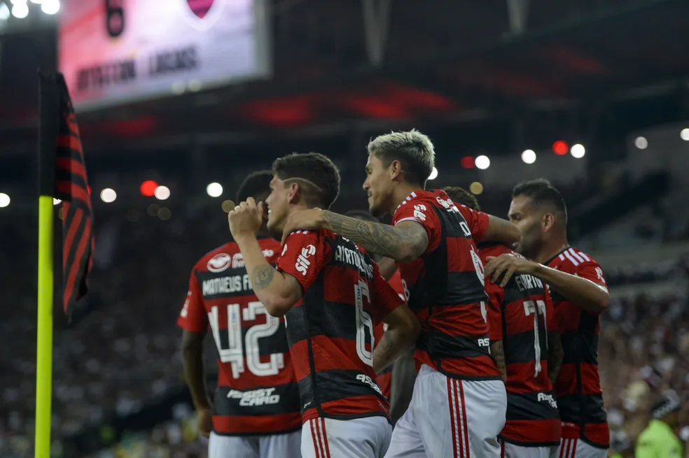 Flamengo 2 x 0 Fluminense - Fla vence e sai na frente na decisão do Campeonato Carioca