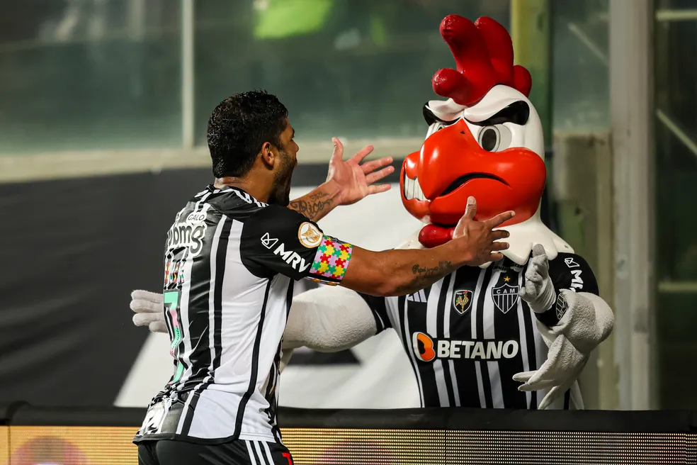 Hulk abraça o mascote do Atlético-MG após o gol da vitória