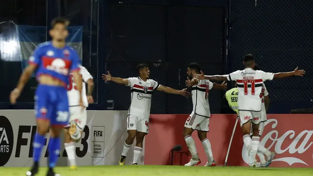 Jogadores do São Paulo festejam gol de Erison diante do Tigre, Copa Sul-Americana