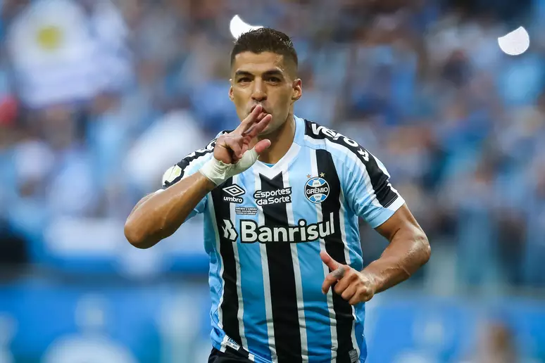 Luis Suárez, do Grêmio, comemora gol marcado em cobrança de pênalti na final contra o Caxias pelo Campeonato Gaúcho