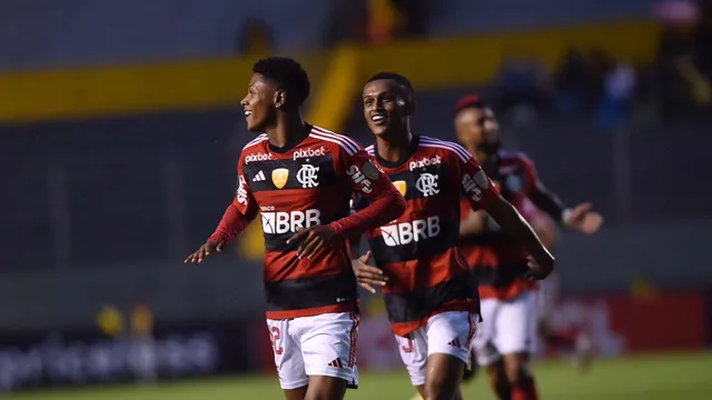 Matheus França comemora gol em Aucas x Flamengo