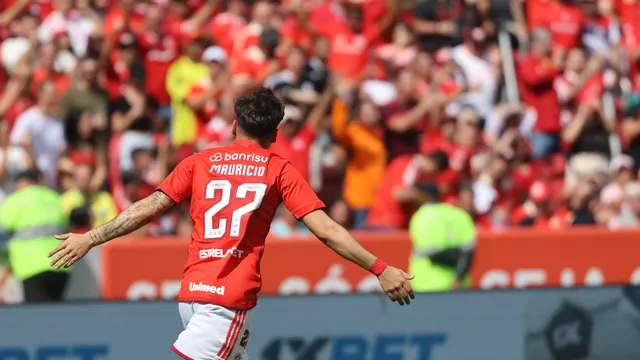 Mauricio comemora gol do Inter contra o Flamengo