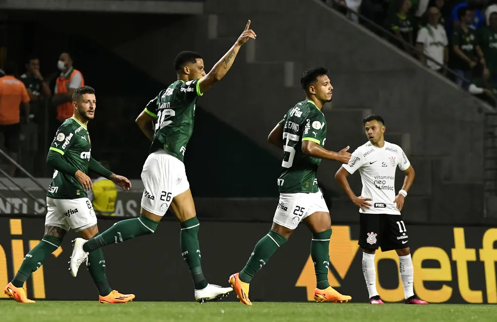 Palmeiras é superior e vence o Corinthians no Dérbi