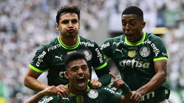 Raphael Veiga, Gabriel Menino e Vanderlan comemoram gol do Palmeiras