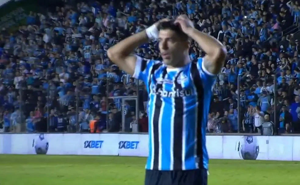 Suárez lamenta pênalti perdido em vitória do Grêmio sobre o Santos