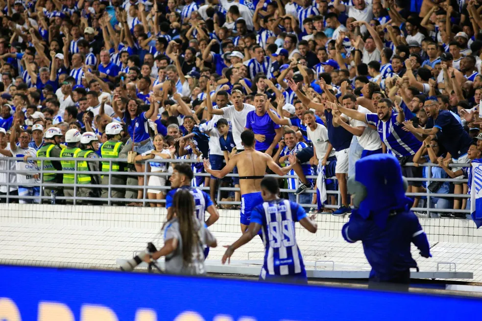 Torcida do CSA comemora o gol de Thiaguinho