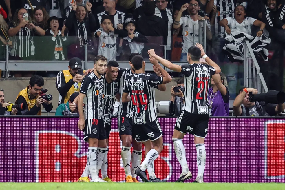 Atlético-MG domina o Corinthians e sai na frente na Copa do Brasil