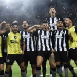 Botafogo atropela o Corinthians e volta a liderar o Brasileirão