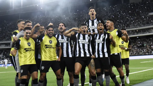 Botafogo atropela o Corinthians e volta a liderar o Brasileirão