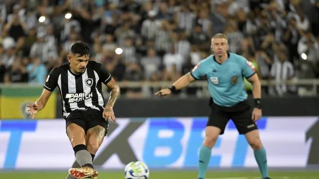 De pênalto, Tiquinho Soares fez o segundo gol do Botafogo contra o Corinthians