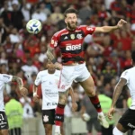 Flamengo marca no fim e vence o Corinthians no Maracanã