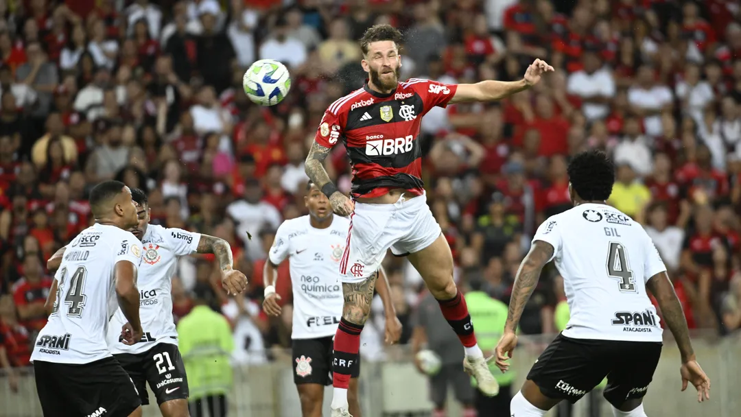 Flamengo marca no fim e vence o Corinthians no Maracanã