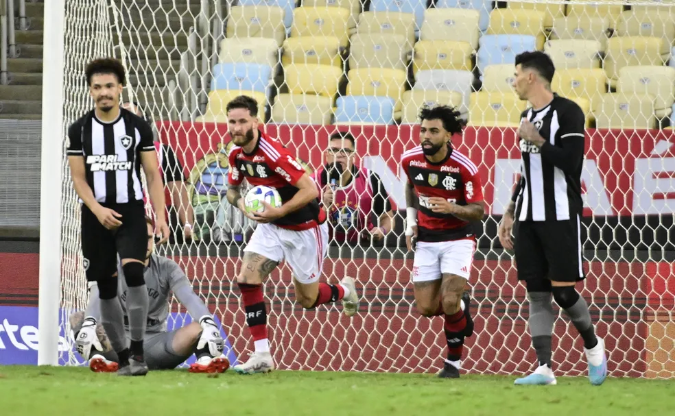 Léo Pereira e Gabigol em campo no clássico