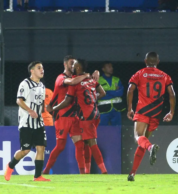 Libertad 1 x 2 Athletico De virada, Furacão derruba o Libertad e lidera o Grupo G