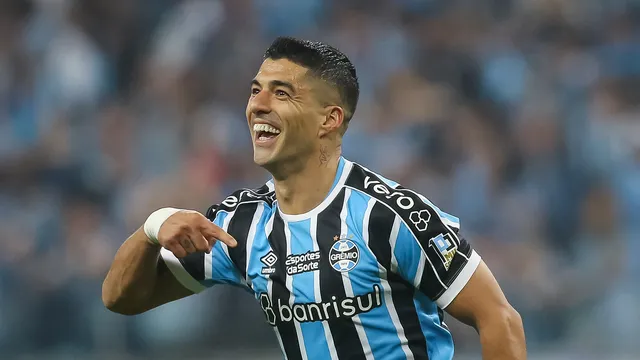 Luis Suárez comemora gol em Grêmio x Internacional, pelo Brasileirão