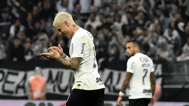 Róger Guedes comemora gol do Corinthians contra o Fluminense