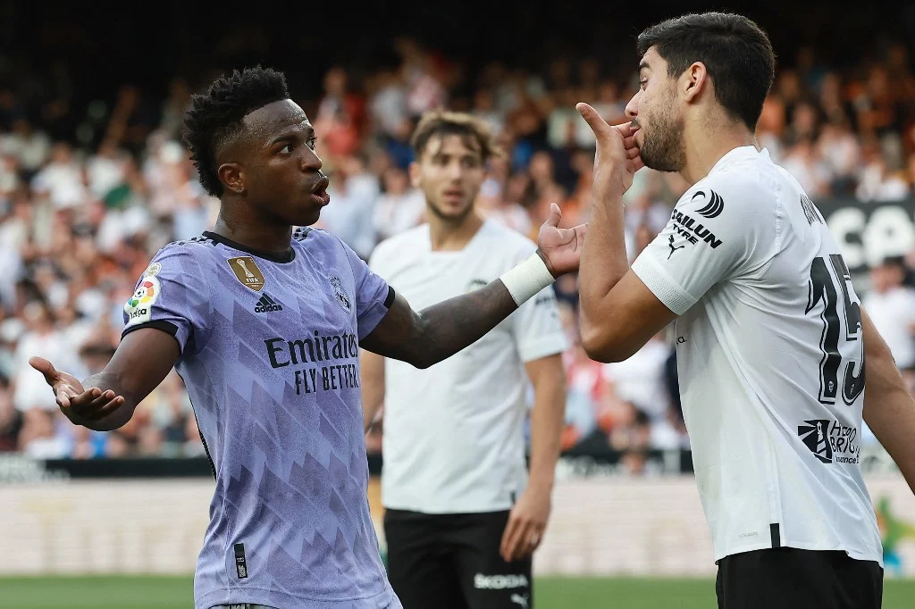 Vinícius Junior sofre ataques racistas em jogo do Real Madrid