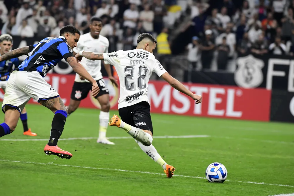 Corinthians x Liverpool (URU), Adson